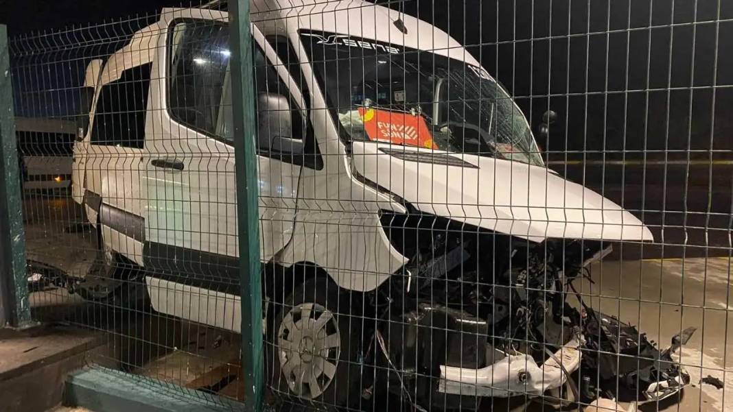 Serik’te Tur Minibüsüyle Otomobil Birbirine Girdi! 1’i Ağır 2 Yaralı 2